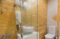 Toilet Kamar Checkincheckout - Santos Flat With Cozy Yard