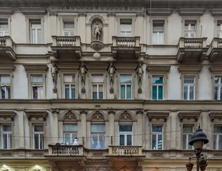 Exterior 2 Royal Knez