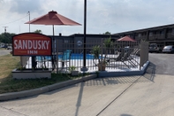 Swimming Pool Sandusky Inn