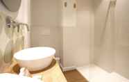 Toilet Kamar 5 Petit Hotel Rocamar - Adults Only