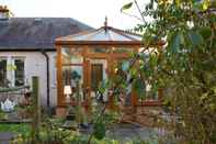 Exterior Cosy Home With Views of Arthur's Seat