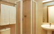 Toilet Kamar 5 Ashotels Monreal Del Campo