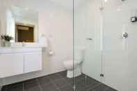 Toilet Kamar Kingsgrove Hotel