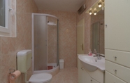 Toilet Kamar 7 Rooms Center of Trogir