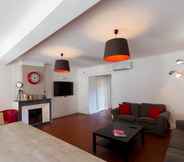 Common Space 3 Backpackers House Antibes