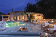 Swimming Pool Villa Leda