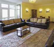 Lobby 4 Lovely Large Home 10 Minute Walk to Barmouth Beach