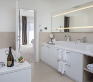 In-room Bathroom 6 Villas Nautica