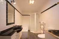 Toilet Kamar Unit B - Aspen Villa