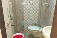 Phòng tắm bên trong Hotel Maa Ganga palace