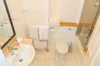 Toilet Kamar Modern 2 bed flat in historic building