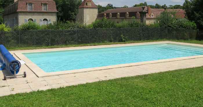 Kolam Renang Château de Fontnoble