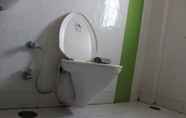 Toilet Kamar 3 Hotel Redwood