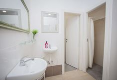 Bilik Mandi dalam Bilik 7 Butik Hostel TLV