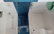 In-room Bathroom 2 Iroomz Hotel Gananjaya - Hostel
