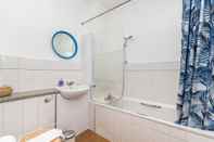 In-room Bathroom Goodge Street by Allô Housing