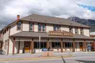 Exterior Canmore Hotel Hostel