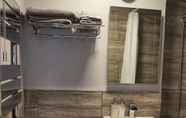 In-room Bathroom 5 North London Apartment - Edmonton