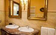 In-room Bathroom 4 Borgo Pilotti Hotel & Restaurant