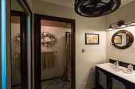 Toilet Kamar Oceanfront Remodeled Studio Condo