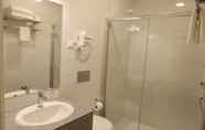 In-room Bathroom 3 Hotel Solar do Rebolo