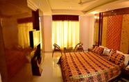 Kamar Tidur 2 Hotel Raj Mandir