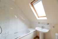 In-room Bathroom Capercaillie Cottage