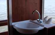 In-room Bathroom 7 Hausboot Neustrelitz am Zierker See