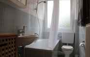 Toilet Kamar 2 Travel Apartments