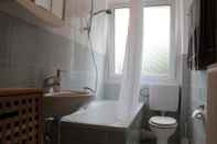 Toilet Kamar Travel Apartments