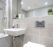 Toilet Kamar 5 Tudors eSuites Birmingham Apartments with Gated Parking