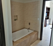 Toilet Kamar 4 Luxury Suites By Estrella del Mar