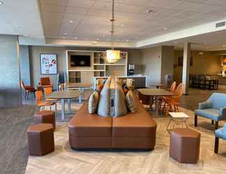 Lobby 2 Home2 Suites by Hilton Long Island Brookhaven