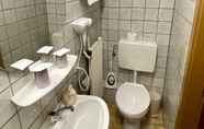 Toilet Kamar 5 Hotel Zur Post