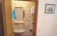 Toilet Kamar 2 Hotel Zur Post