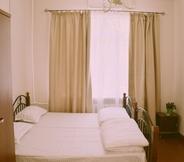 Kamar Tidur 2 Alma Hostel