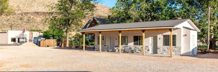 Exterior Hurricane Hideaway Lodging