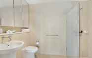 Toilet Kamar 2 Beau Monde Apartments Newcastle - The York