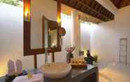 Toilet Kamar 7 Siddhartha Oceanfront Resort & Spa Bali