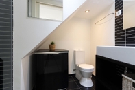 Bilik Mandi dalam Bilik Tailor Made Flat in Central Bairro Alto