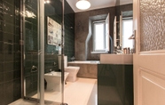 In-room Bathroom 5 Spacious Tailor Made Bairro Alto