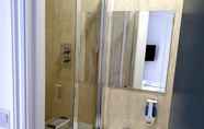 In-room Bathroom 3 Wanstead Hotel