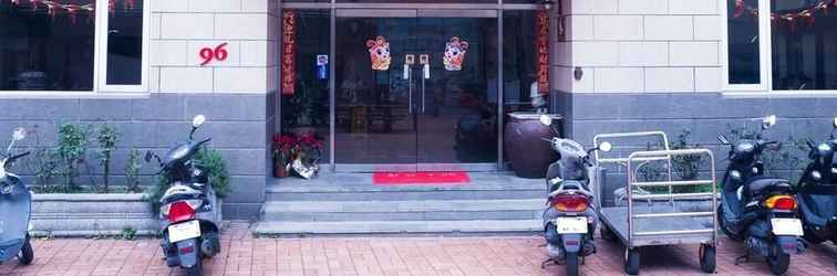 Bên ngoài Holiday Hotel