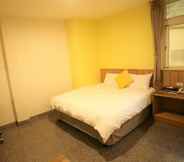 Kamar Tidur 4 Holiday Hotel