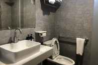 Toilet Kamar Holiday Hotel