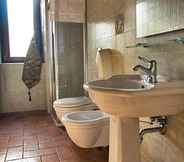 Toilet Kamar 4 Agriturismo Borgo Biaia