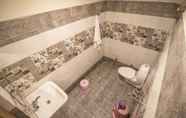 In-room Bathroom 6 Ark Resorts
