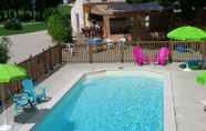 Swimming Pool 2 Camping le Beauvillage - Yourte