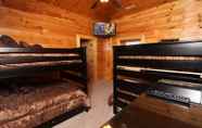 ห้องนอน 3 Serenity Mountain Pool Lodge - Nine Bedroom Cabin