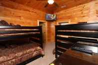 ห้องนอน Serenity Mountain Pool Lodge - Nine Bedroom Cabin